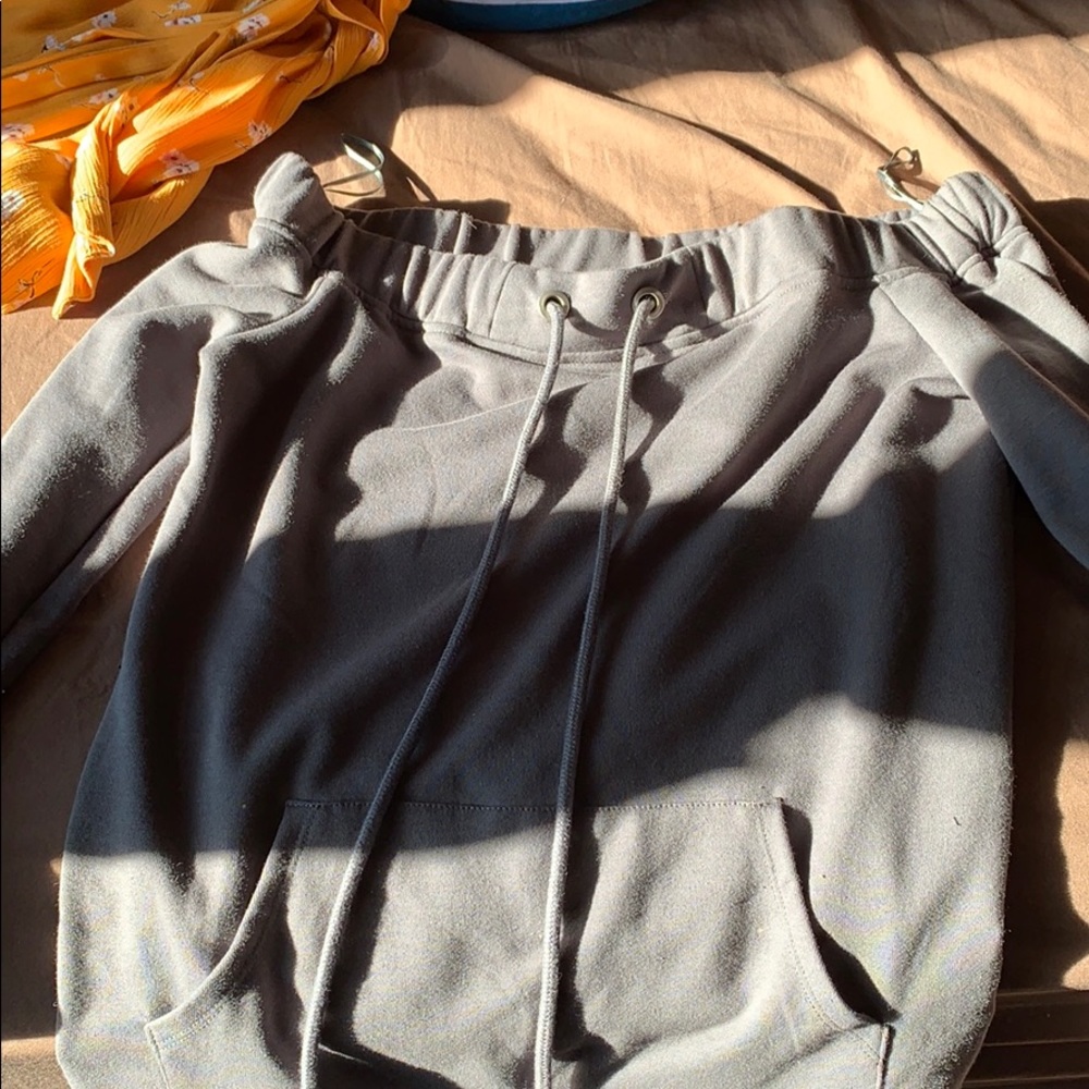 Off the shoulders shirt/sweatshirt